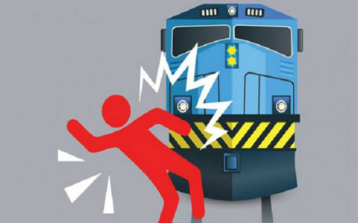 মাস্টারের ‘ভুলে’ ট্রেন যাত্রীদের ভোগান্তি, ট্রেনে উঠতে গিয়ে আহত যাত্রী